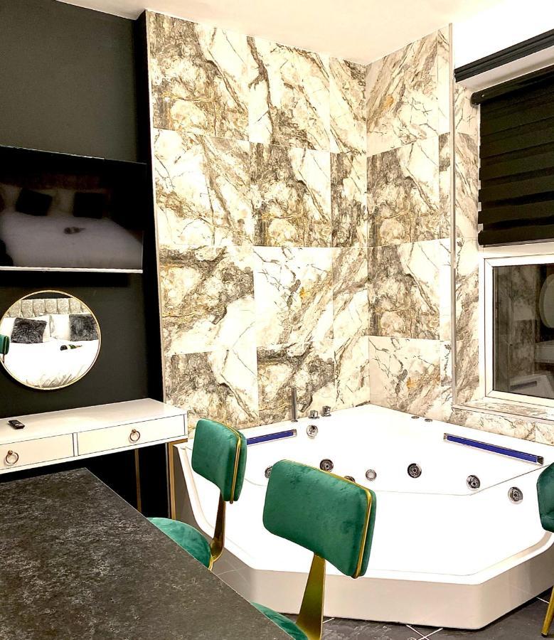 Duke And Duchess Apartments And Rooms - Private In Room Hot Tub Suites London Ngoại thất bức ảnh