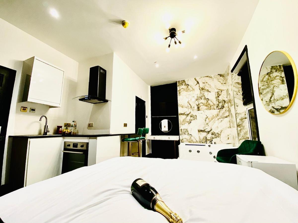 Duke And Duchess Apartments And Rooms - Private In Room Hot Tub Suites London Ngoại thất bức ảnh