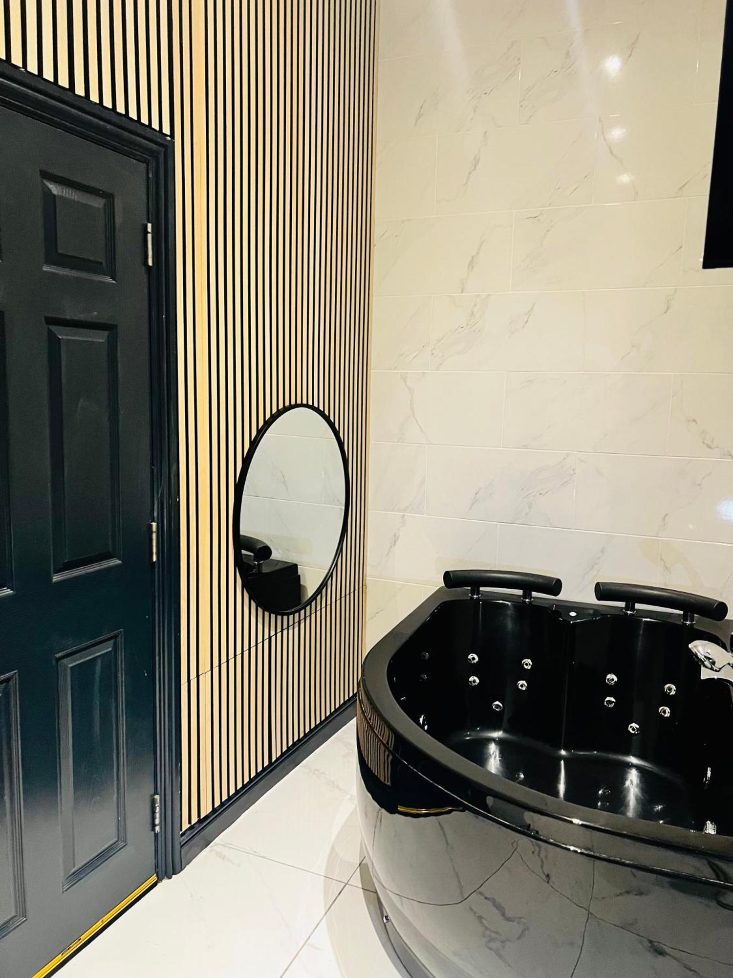 Duke And Duchess Apartments And Rooms - Private In Room Hot Tub Suites London Ngoại thất bức ảnh