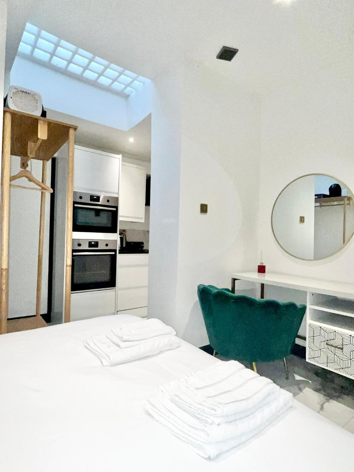 Duke And Duchess Apartments And Rooms - Private In Room Hot Tub Suites London Ngoại thất bức ảnh