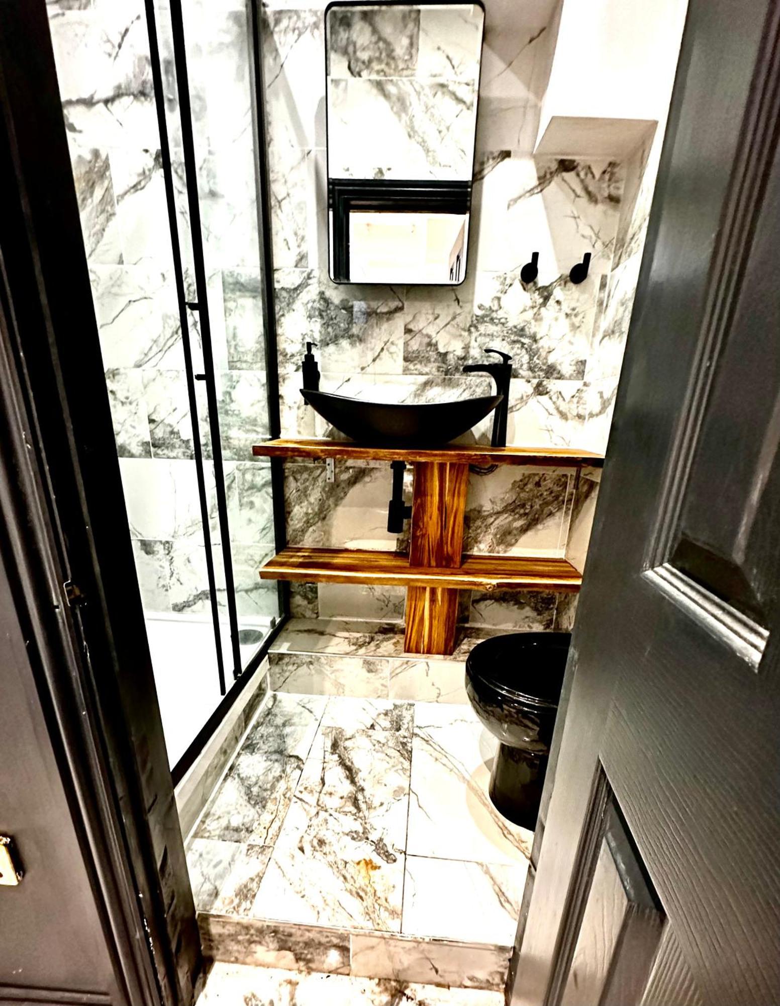Duke And Duchess Apartments And Rooms - Private In Room Hot Tub Suites London Ngoại thất bức ảnh